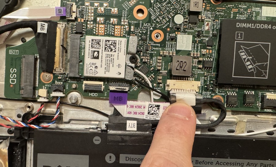 Vostro 5590 把電源排線拔走 